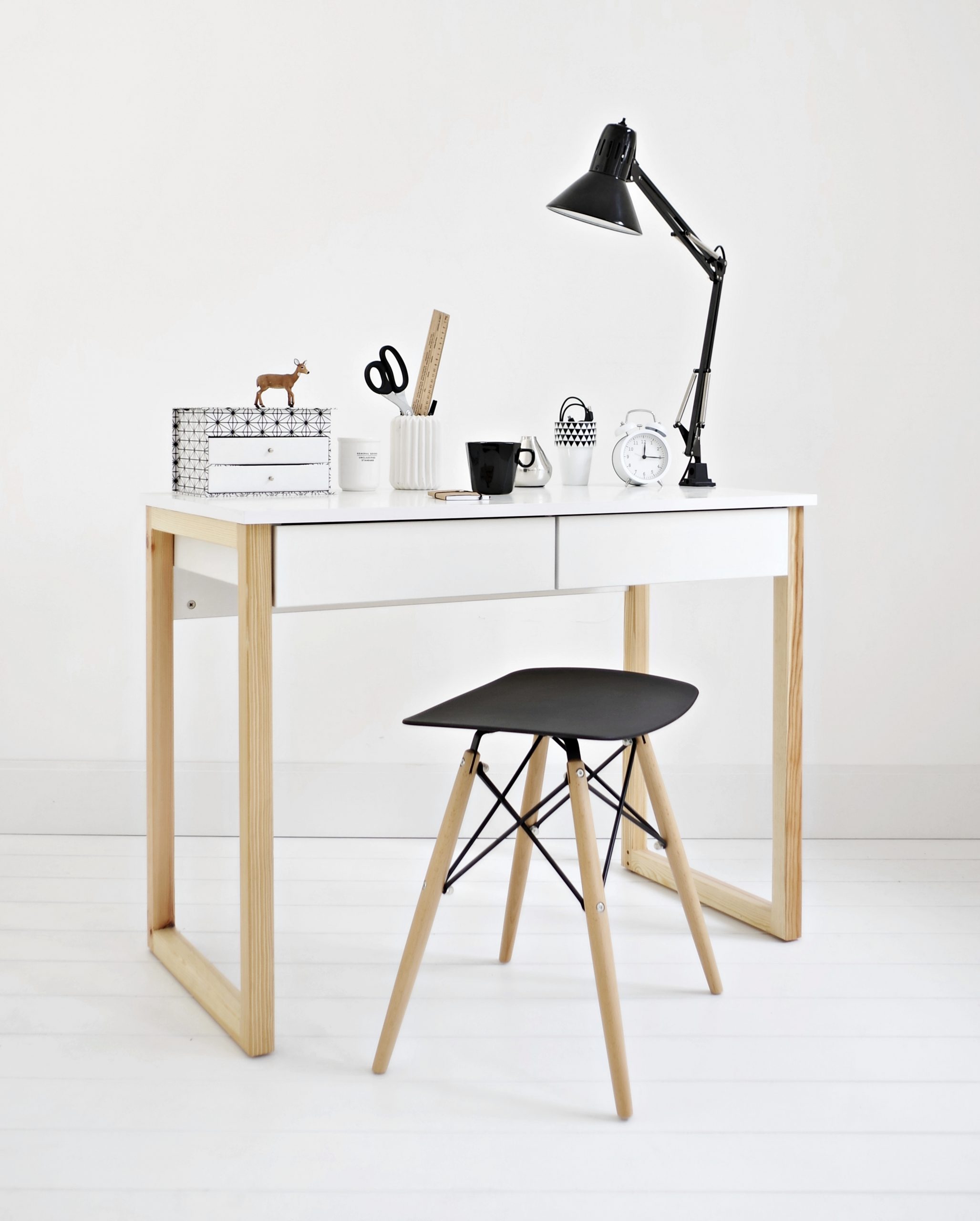 Skandynawskie biurko z szufladami białe na drewnianych nogach - VERYSIMPL